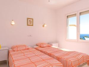 Balcon del MarにあるHoliday Home Vista Halcon-2 by Interhomeの白い部屋 ベッド2台 窓付