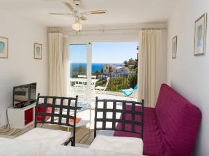 Balcon del MarにあるHoliday Home Vista Halcon-2 by Interhomeのリビングルーム(ソファ付)が備わり、海の景色を望めます。