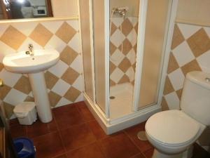 Poo de CabralesにあるEl Nozalon Picos de Europaのバスルーム(シャワー、トイレ、シンク付)