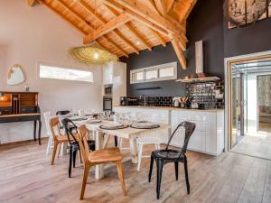 - une cuisine et une salle à manger avec une table et des chaises dans l'établissement Holiday Home Maison Les Goêlands by Interhome, à Mimizan-Plage