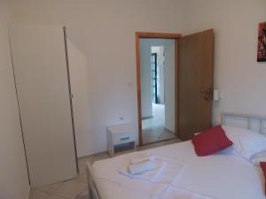 Postel nebo postele na pokoji v ubytování Apartments Suljic - Cash Only Property