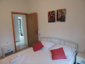 Postel nebo postele na pokoji v ubytování Apartments Suljic - Cash Only Property