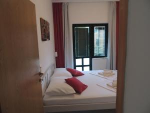 Postel nebo postele na pokoji v ubytování Apartments Suljic - Cash Only Property