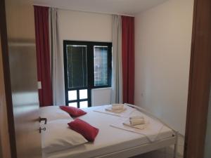 Postel nebo postele na pokoji v ubytování Apartments Suljic - Cash Only Property