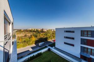 una vista aérea del patio trasero de un edificio en REZIDENCE ŠVEHLOVA, en Praga