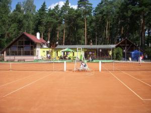 Tenis a/nebo squash v ubytování Rezidence Fami Deluxe Design nebo okolí