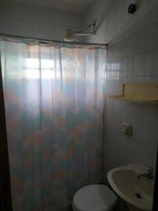 Un baño con ducha, inodoro y lavabo. en Pousada Lagoa de Araruama, en Araruama