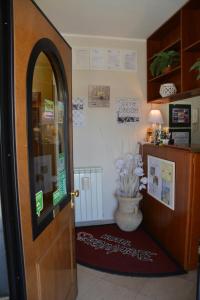 una porta in una stanza con un vaso sul pavimento di Affittacamere Stranamore a Frascati