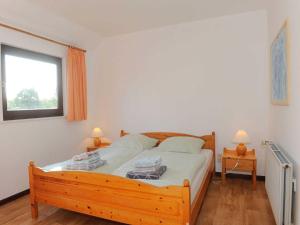 Een bed of bedden in een kamer bij La Casa Ferienwohnung Strandlaeufer