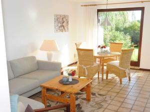 ein Wohnzimmer mit einem Sofa und einem Tisch in der Unterkunft La Casa Ferienwohnung Möwe in Steinberg