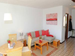 a living room with a couch and a table at La Casa Ferienwohnung Kormoran in Steinberg