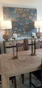 una mesa de madera con dos lámparas encima en Luxury House Golden Mile Marbella, en Marbella
