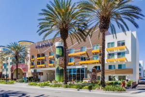um hotel com palmeiras em frente em Hotel Indigo Anaheim, an IHG Hotel em Anaheim