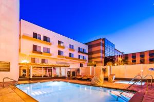 une piscine en face d'un bâtiment dans l'établissement Hotel Indigo Anaheim, an IHG Hotel, à Anaheim