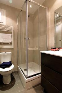 Koupelna v ubytování MUNNE - Spacious apartment FC Barcelona + 37 fotografií