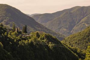 vistas a un valle con montañas en Wild Valley Secluded Apartment 3, en Loco