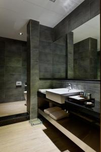 y baño con lavabo y aseo. en Skyline B&B, en Yuanshan