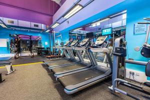 ein Fitnessstudio mit Reihen von Laufbändern in der Unterkunft Stirling Highland Hotel- Part of the Cairn Collection in Stirling + 74 Fotos