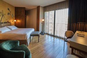 a hotel room with a bed and a table and chairs at Hotel Villa Emilia in Barcelona +76 photos