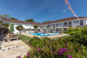 a courtyard with a pool and a building at Del Mar Court in St Martin Guernsey