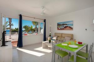 ein Wohnzimmer mit Meerblick in der Unterkunft Rocas Blancas Apartments in Puerto del Carmen