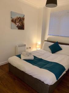 1 cama con 2 toallas en un dormitorio en Lower Highview - Self Catering Apartment, fpventures Stroud, en Stroud