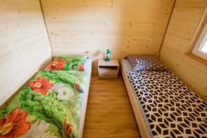 Tempat tidur dalam kamar di Domki Pod Wiązem Solina 20