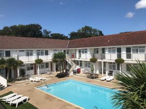 The swimming pool at or close to Del Mar Court