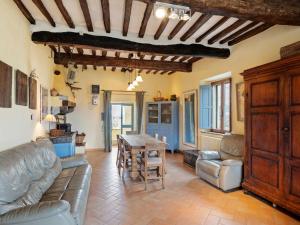 een woonkamer met een bank en een tafel bij Belvilla by OYO Tillia in Castiglion Fiorentino