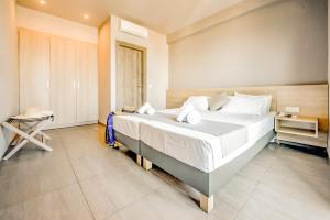 Tempat tidur dalam kamar di Porto Greco Village Beach Hotel