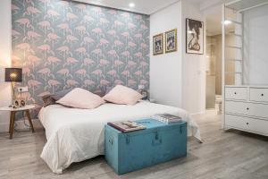 1 dormitorio con 1 cama con baúl azul en Deluxe Rue Bohème, en Plasencia