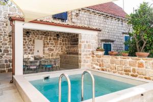 - une piscine dans une maison en pierre avec une terrasse dans l'établissement Apartments Villa Agava, à Cavtat 48 autres photos