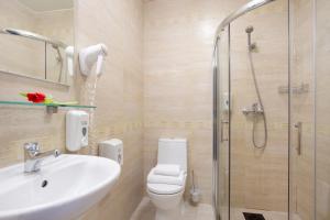 Ванна кімната в Nevsky Grand Apartments