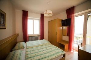 Ένα ή περισσότερα κρεβάτια σε δωμάτιο στο Albergo Deva