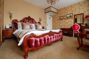 ein großes Schlafzimmer mit einem großen Bett mit einem roten Kopfteil in der Unterkunft Hotel The Stamp in ’s-Hertogenbosch