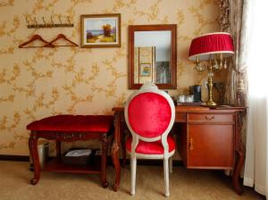 Zimmer mit einem Schreibtisch, einem Stuhl und einem Spiegel in der Unterkunft Hotel The Stamp in ’s-Hertogenbosch