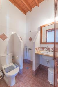 A bathroom at Alykes Studios