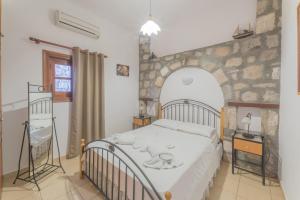 A bed or beds in a room at Alykes Studios