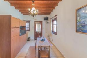 A kitchen or kitchenette at Alykes Studios