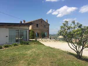 a house on the side of a dirt road at Angeli di Montefiore in Montefiore dellʼAso
