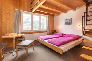 Tempat tidur dalam kamar di Hotel Alpenblick