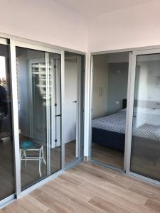 een kamer met glazen schuifdeuren en een bed bij LE TERRAZZE 1 in Puerto de la Cruz