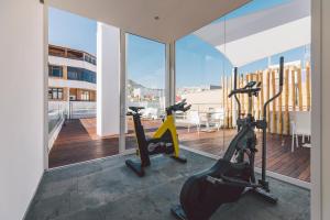 2 bicicletas estáticas en un gimnasio con balcón en Taoyo Suites, en Las Palmas de Gran Canaria