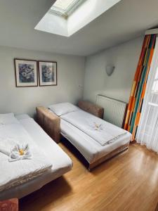 Una cama o camas en una habitación de Hotel Kirchdach