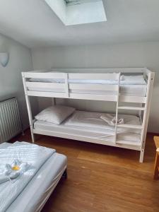 Una cama o camas en una habitación de Hotel Kirchdach