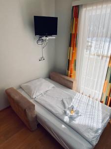 Una cama o camas en una habitación de Hotel Kirchdach