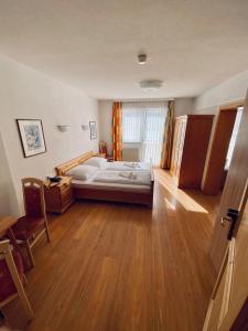 Una cama o camas en una habitación de Hotel Kirchdach