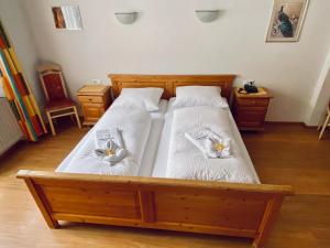 Una cama o camas en una habitación de Hotel Kirchdach