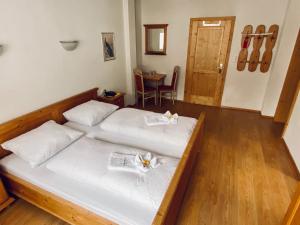 Una cama o camas en una habitación de Hotel Kirchdach