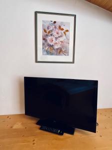 Una televisión o centro de entretenimiento en Hotel Kirchdach